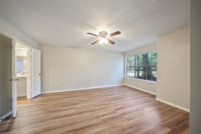Building Photo - 2402 Brookdale Dr