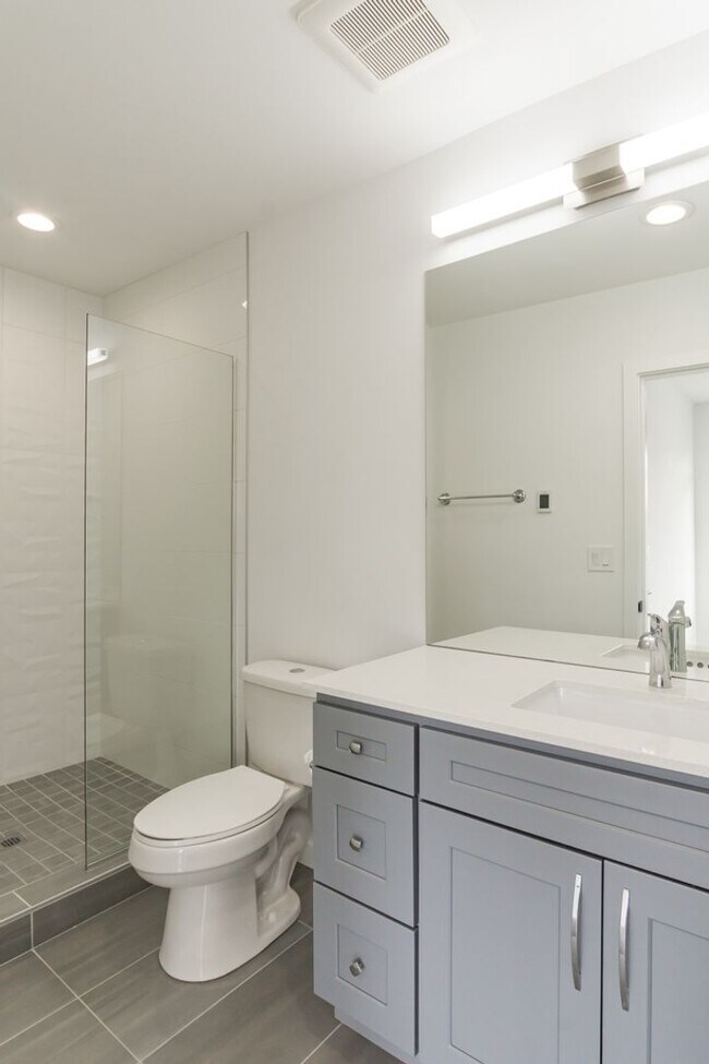 Building Photo - 2Bd/1.75Ba Seattle Townhome