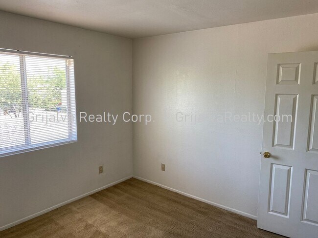 Building Photo - 1010 E Elm St