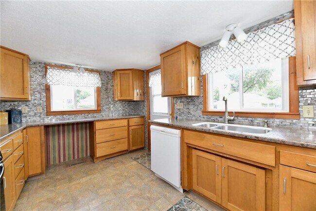 Building Photo - 2415 S A St