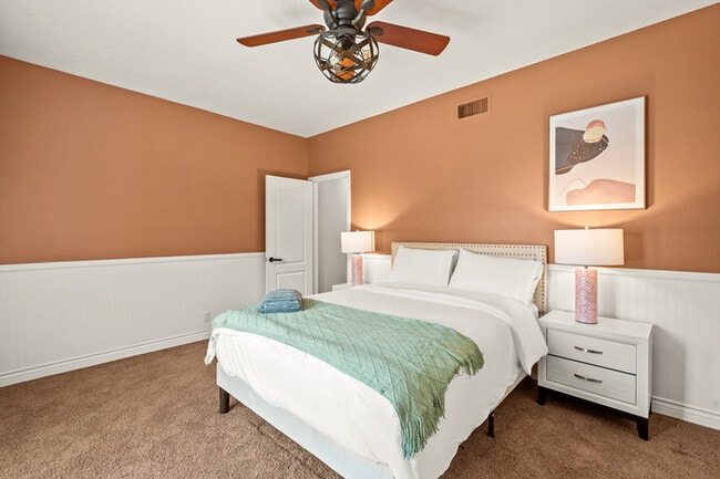 Building Photo - Elegant 5BR Furnished Estate with Pool & G...