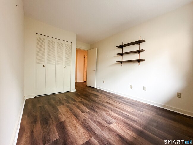 Building Photo - 14 Greenbriar Dr