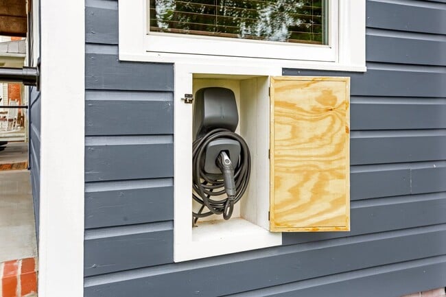 Building Photo - Modern Furnished Cottage Located Downtown!