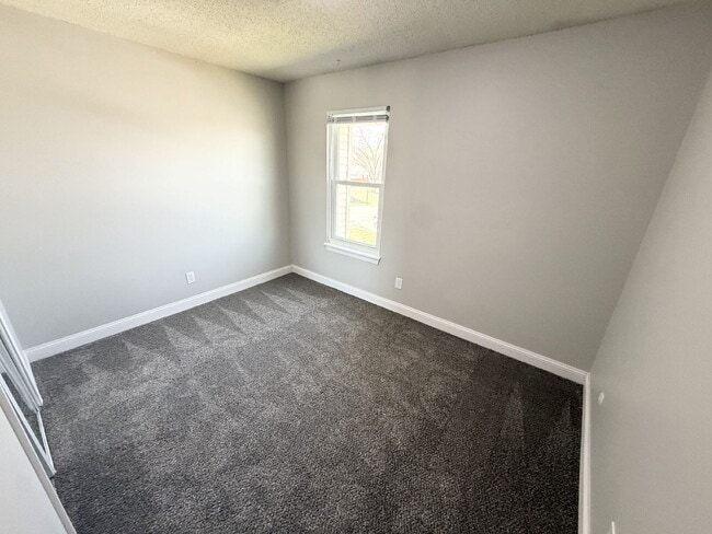 Building Photo - 2 Bedroom/1 Bath Unit w/ An Attached Garage *READY NOW*