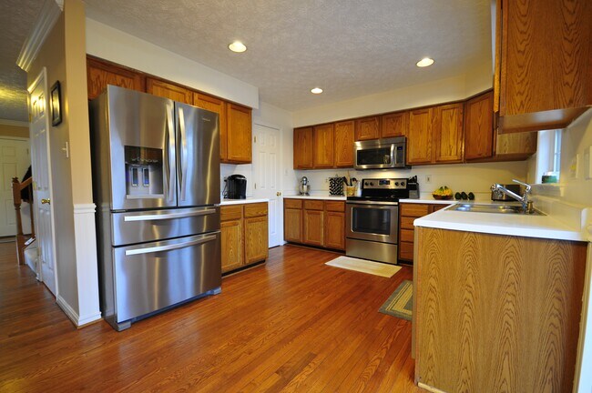 Building Photo - 6694 Huntshire Dr