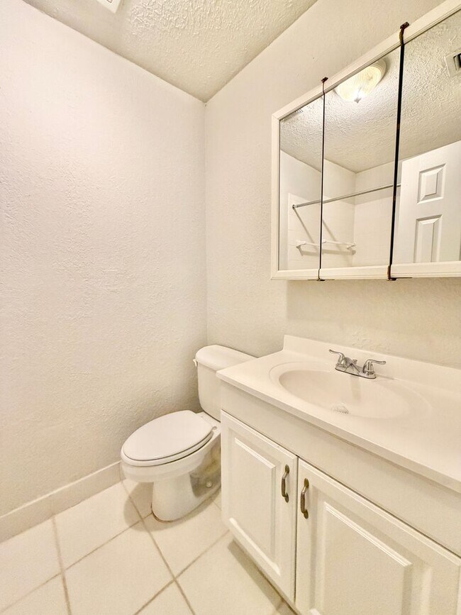 Building Photo - ** ABACO BAY ** 2 BED / 2 BATH CONDO - BAY...