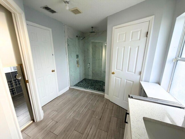 Building Photo - 517 NW Sherbrooke Ave