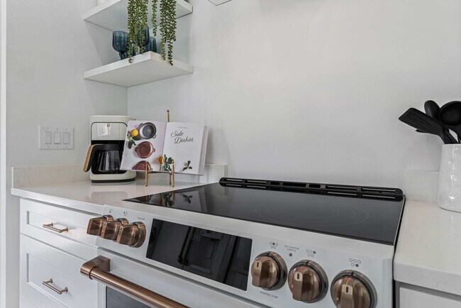 Building Photo - 28 W Castillo Dr