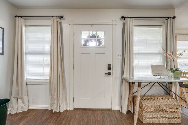 Building Photo - Fully furnished and updated 3 bedroom 2 bath in the heart of River Oaks. Available immediately an...