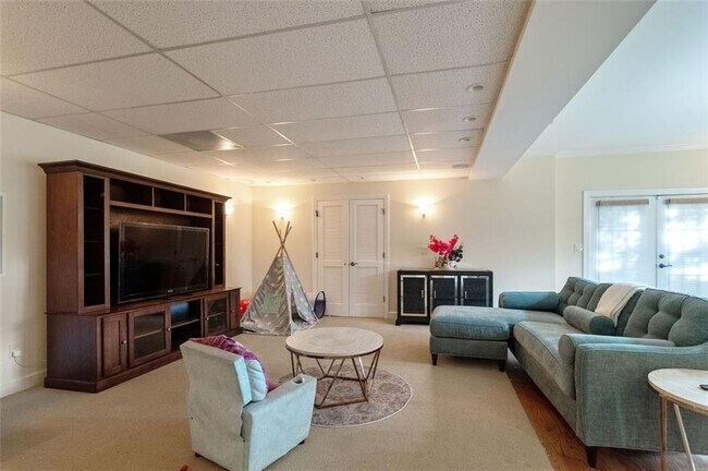 Building Photo - 3850 Glenhurst Dr