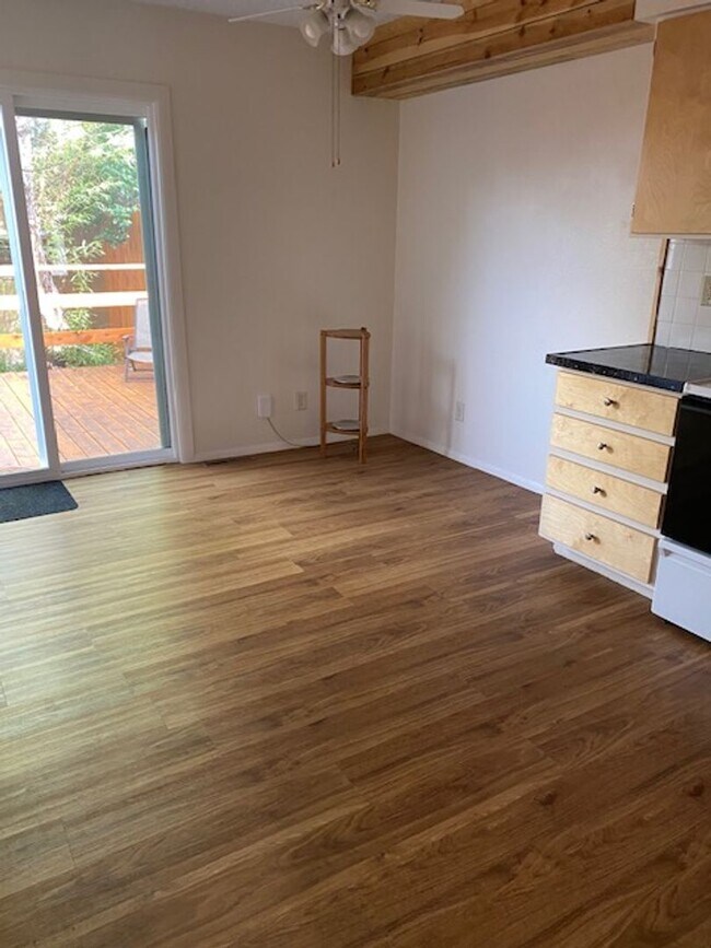 Building Photo - 2 bedroom, 1.5 bath Townhome  $1600/month