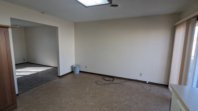 Building Photo - Everything on one level in West End duplex
