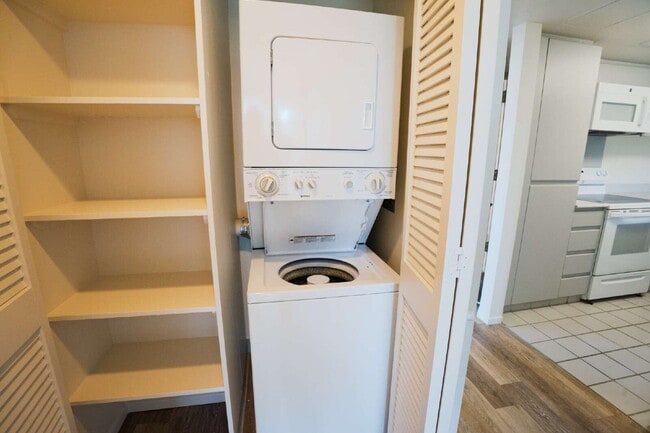 Building Photo - 745 Isenberg St