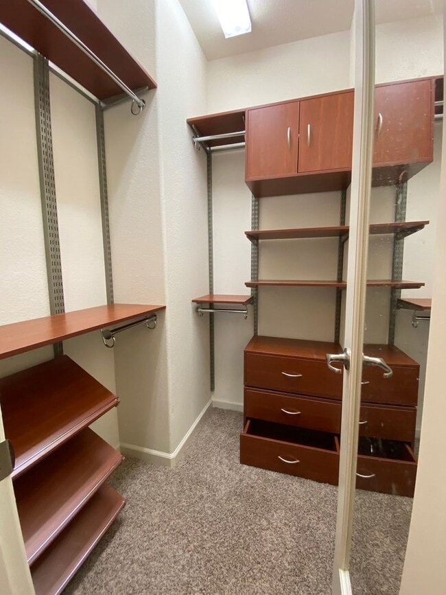 Building Photo - 4Br4Ba Former Model Townhouse Top of the L...