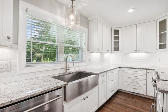 Building Photo - Charming 3BR House in Charlotte