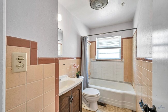 Building Photo - 1311 E 52nd St