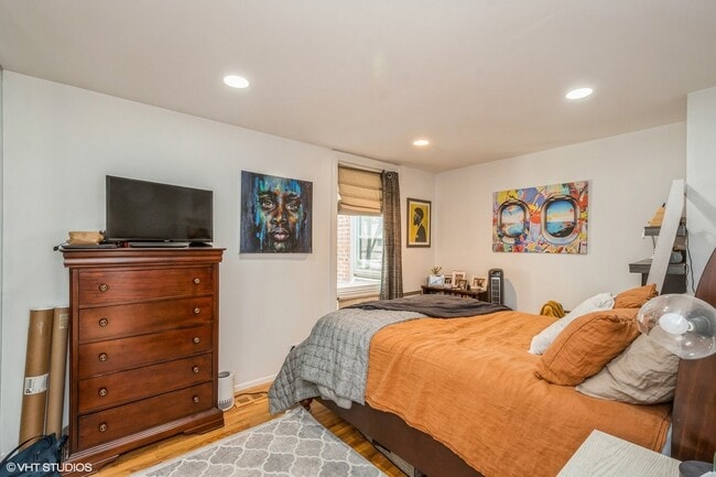 Building Photo - 2103 N Larrabee St