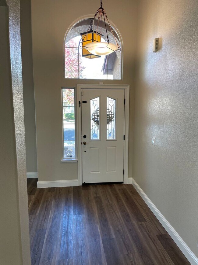 Building Photo - BEAUTIFUL 2-STORY HOME WITH POOL & 3 CAR GARAGE IN ROCKLIN!