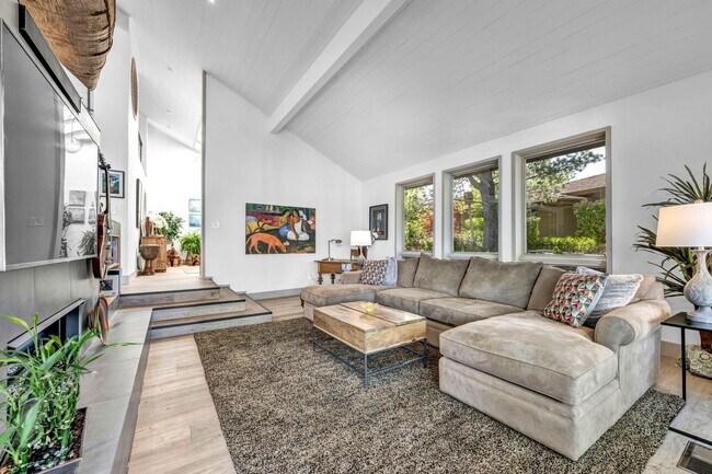 Building Photo - LAKEFRONT LUXURY ON LAKE STANLEY | FULLY FURNISHED + UTILITIES INCLUDED IN GUARDED LAKERIDGE SHORES