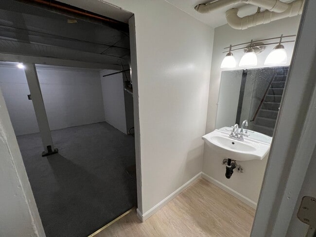 Building Photo - Bremerton Duplex