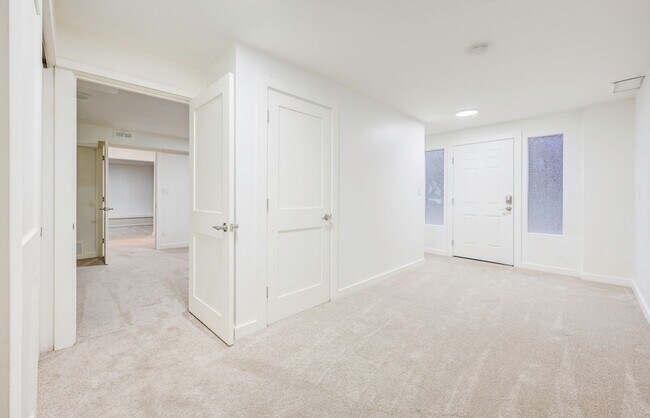 Building Photo - Beautiful 4 Bedroom Home in Matthews Beach AVAILABLE NOW!