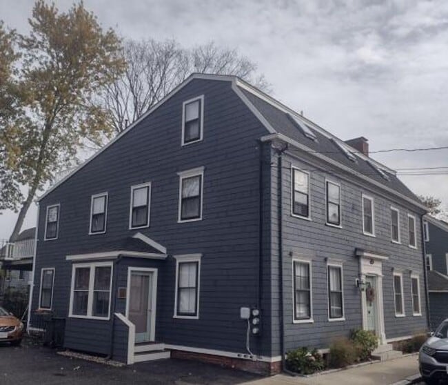 Building Photo - Beautiful first floor 1 bedroom condo in a great location now available!