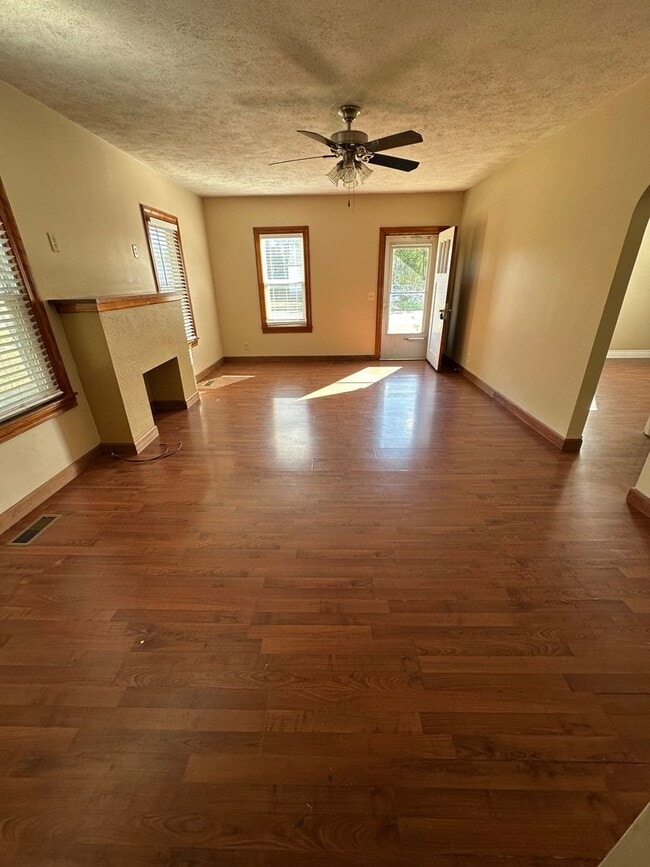 Building Photo - 2 Bedroom, 1 Bathroom House
