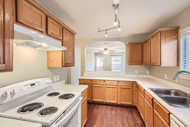Building Photo - Adorable 3 bedroom off Shaenfield and 1604