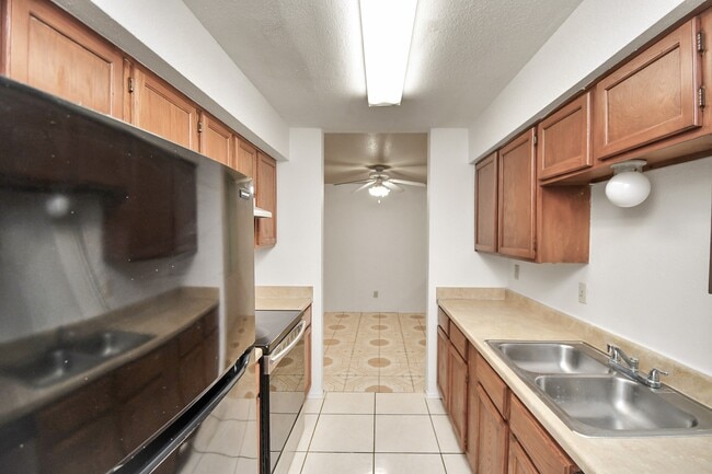 Building Photo - 9700 Leawood Blvd