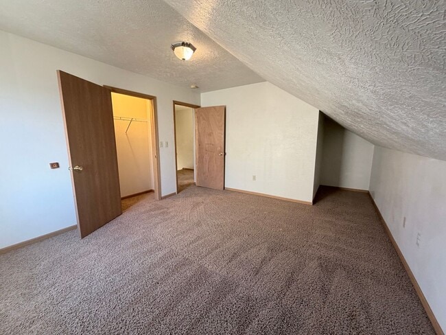 Building Photo - Spacious 3 Bedroom 2 Bath Townhome