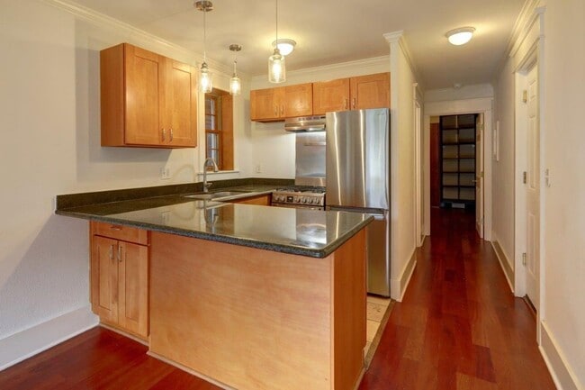 Building Photo - 215 17th Ave E