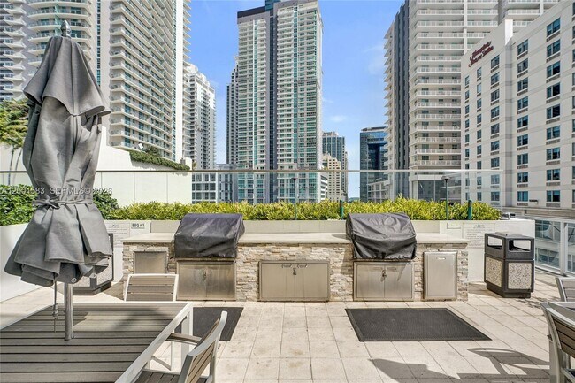 Building Photo - 1111 SW 1st Ave