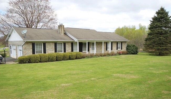 Building Photo - Charming 3-Bedroom Home with Country Feel & Spacious Yard