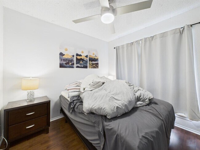 Building Photo - 806 W 24th St