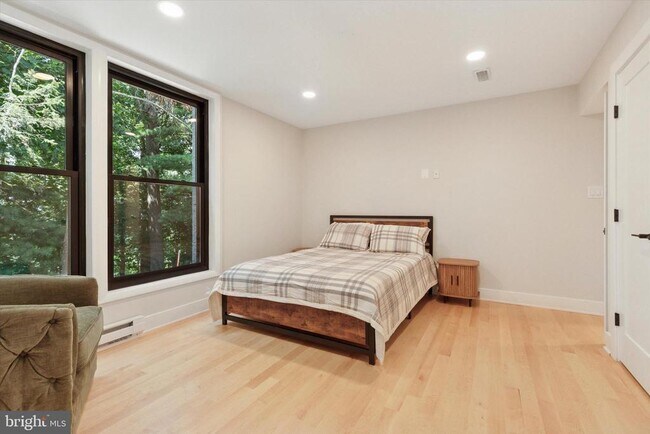 Building Photo - 1220 Valley Rd