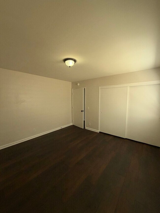 Building Photo - 1125 E Ventura St