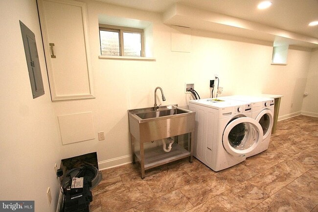 Building Photo - 10104 Towhee Ave