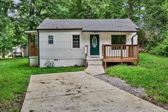 Building Photo - Charming 2-bed 1-bath home minutes from shopping, APSU, and dining.