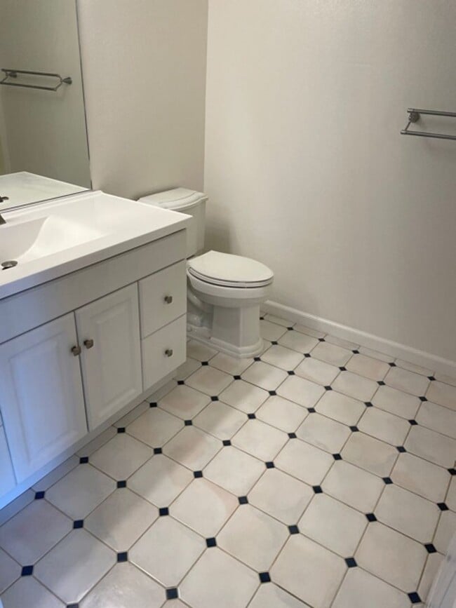 Building Photo - 1 Bed/1 Bath Upstairs Apartment in Gated SR Complex.