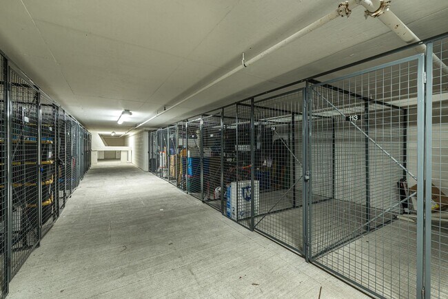 Building Photo - 945 E Playa Del Norte Dr