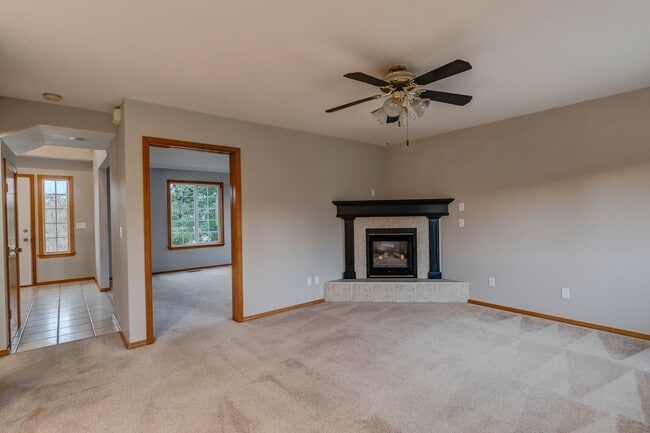 Building Photo - 4 bedroom, 3 bath Dog Friendly Home!