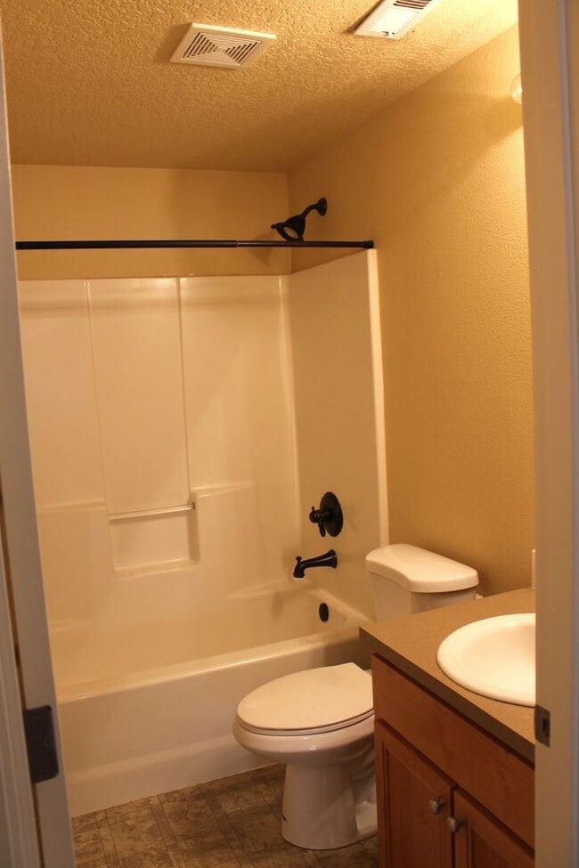 Building Photo - Charming Single-Level Bend Home with New Carpet and Big Yard