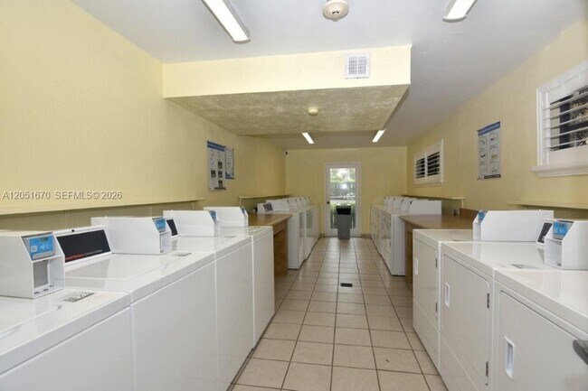 Building Photo - 9301 SW 92nd Ave