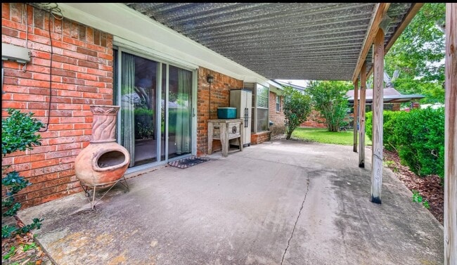 Building Photo - 2220 Ripple Creek Dr