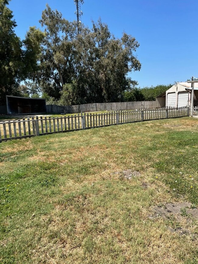 Building Photo - Beautiful Country-Style Home in Dos Palos,...