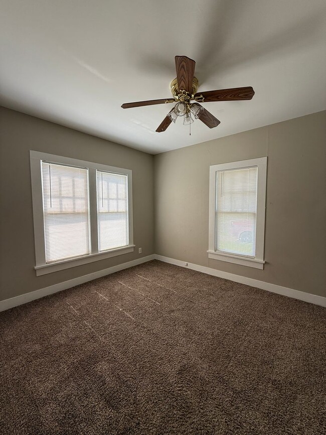 Building Photo - 2 Bedroom 1 bath - Water Included