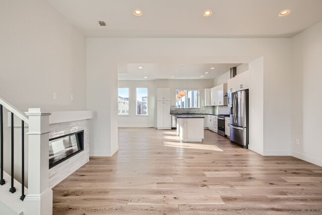 Building Photo - Stylish 3 bed/4 bath Town Home