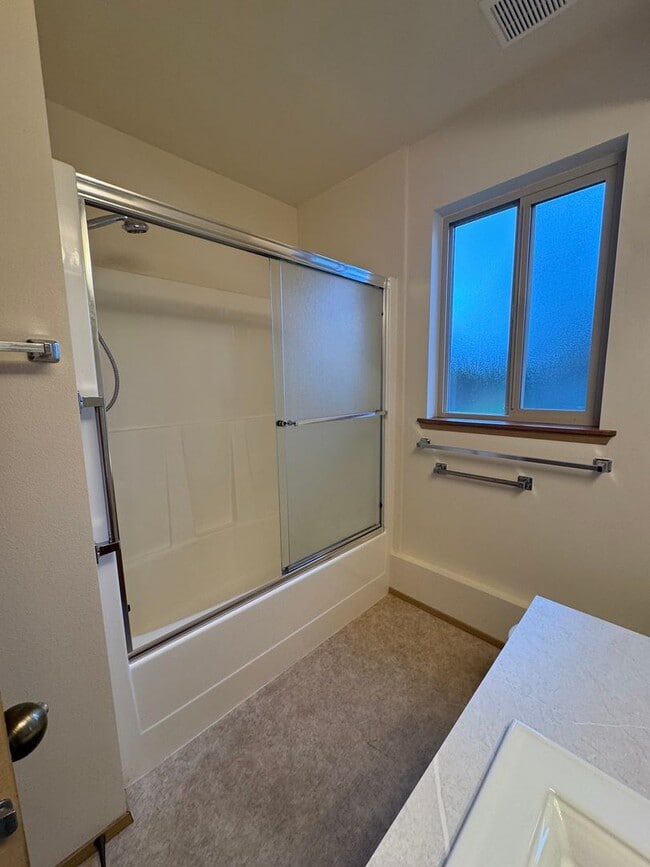 Building Photo - Renovated 3 BR Townhouse