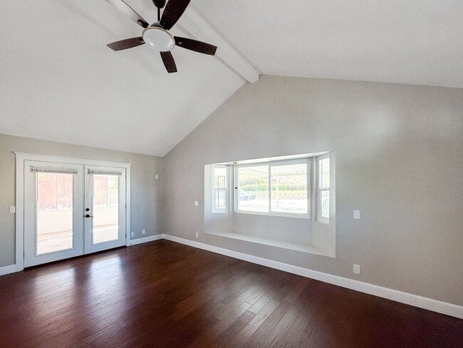 Building Photo - Newly Remodeled 3B 2BA Home w/ Putting Gre...