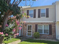 Building Photo - 546 Hollomon Dr